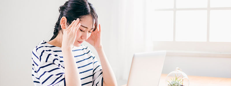悩んでいる女性のイメージ